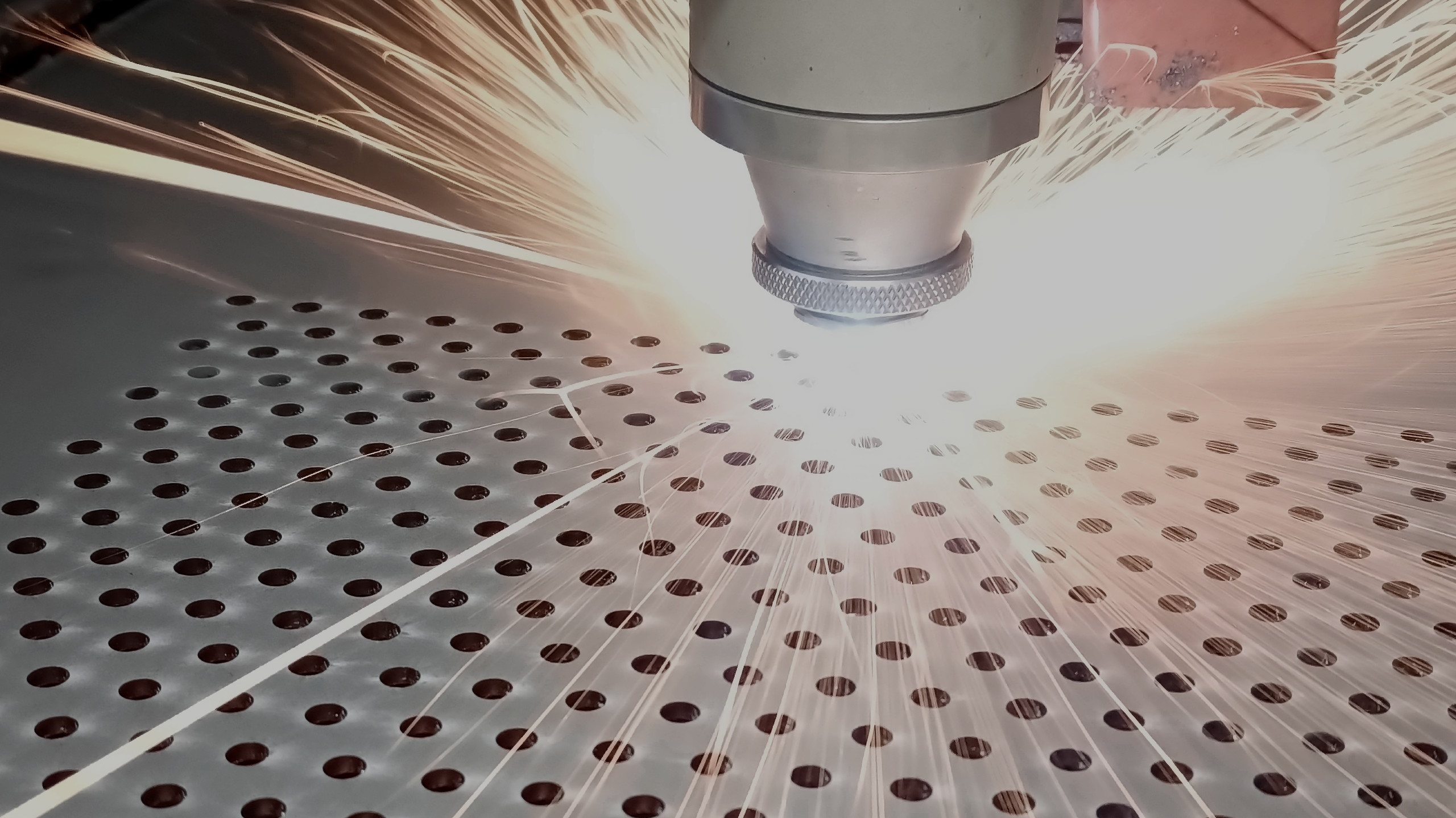 Lasersnijden en plaatbewerking in de werkplaats van Onderdelen op Maat